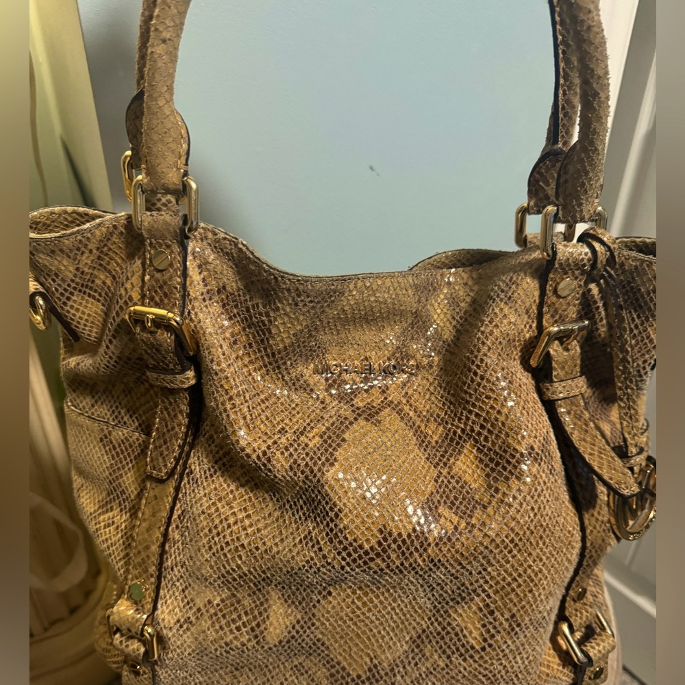 Leather snake skin Michael Kors shoulder bag.Beautiful tan/beige/brown color.